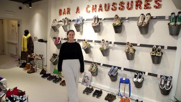 <p>Charlotte Gérôme inmitten ihrer Freizeitschuhe. Die 30-Jährige will das Schuhhaus Beck in der bewährten Form, aber auch mit eigenen Akzenten weiterführen.</p>