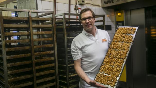 <p>Andreas Klein zeigt ein Blech mit frisch gebackenen Printen.</p>