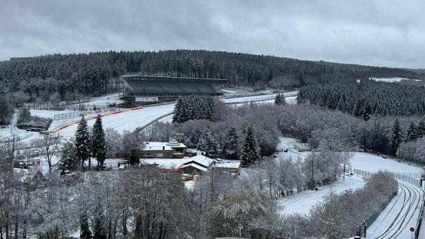 <p>Die Rennstrecke präsentiert sich derzeit im Winterkleid.</p>