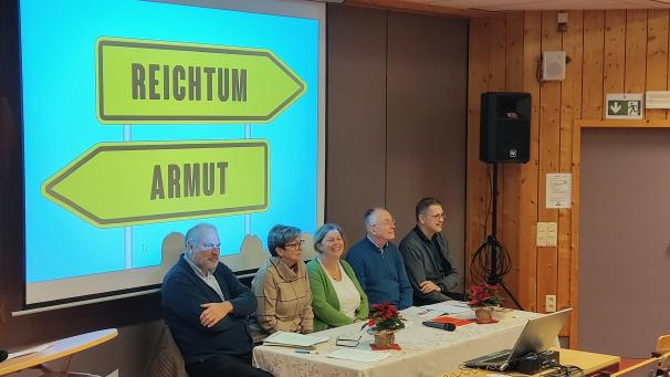 <p>Vertreter aus verschiedenen Bereichen erläuterten auf dem Podium ihre Sicht der Dinge zum Thema Armut.    Foto: privat</p>