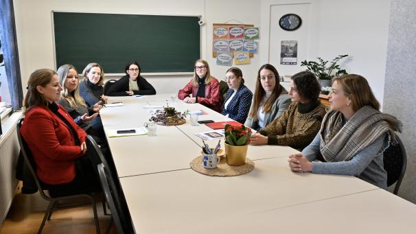 <p>Ministerin Isabelle Weykmans, Claudia Kochanowski (EMJA) und Liliane Mreyen (VHS) stellten zusammen mit Vertreterinnen einiger beteiligter Organisationen die Aktionswoche „Schenke zwei Stunden Zeit“ vor.</p>