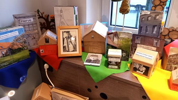 <p>Im Foyer des Rathauses erwartet die Besucher eine beachtliche Ausstellung.</p>