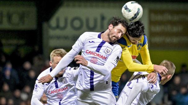 <p>Anderlechts Thomas Delaney (links) beim Kopfballduell. Der Däne erzielte das vorentscheidende 2:0.</p>