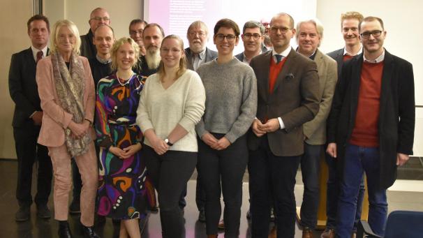 <p>Ein Großteil der insgesamt 24 Autoren von Band 6 der Geschichtsreihe „Grenzerfahrungen – Eine Geschichte der Deutschsprachigen Gemeinschaft“, der die Zeit von 1973 bis heute beschreibt.</p>