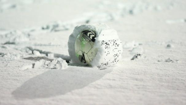 <p>Ganz so weiß sieht der Rasen in Raeren zwar nicht aus, doch das Eis sorgte für die Verschiebung der Partie gegen Wanze – Bas-Oha.</p>