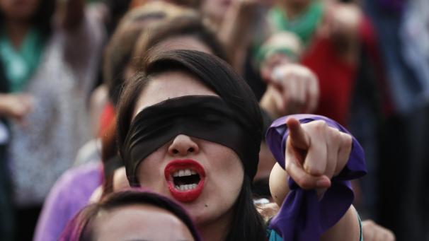 <p>Immer wieder wird irgendwo auf der Welt gegen Gewalt gegen Frauen demonstriert.</p>