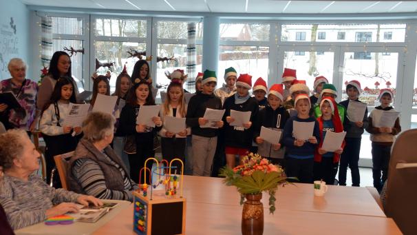 <p>Generationsbrücke im Seniorenheim Hof in Bütgenbach: Gemeinsam mit den Bewohnern stimmten die Kinder der Mosaikschule Lieder an. Alte und junge Menschen zusammenbringen, um ein bewussteres Zusammenleben der Generationen zu fördern, ist das Ziel der Generationsbrücke Ostbelgien.</p>