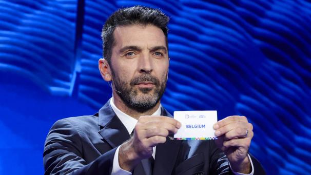 <p>Gianluigi Buffon, ehemaliger Nationalspieler Italiens und Weltmeister, hält den Zettel mit dem Team Belgien in die Höhe.</p>