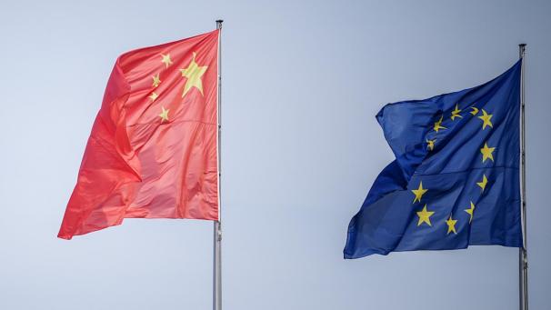<p>Die Flaggen von China und der EU wehen im Wind.</p>