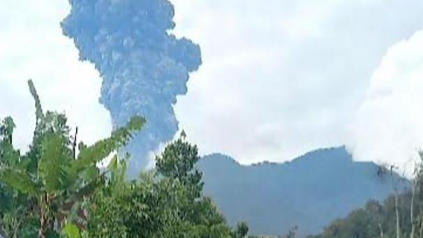 <p>Ein Blick auf die hohe Aschewolke beim Ausbruch des Vulkans Marapi bei Bukiti Tinggi in der Provinz West-Sumatra</p>
