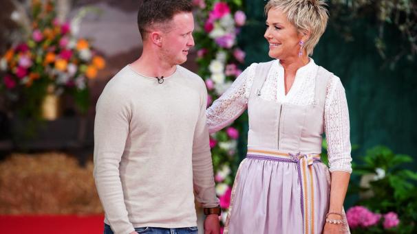 <p>Moderatorin Inka Bause begrüßt Milchbauer Patrick (27) auf dem Scheunenfest.</p>