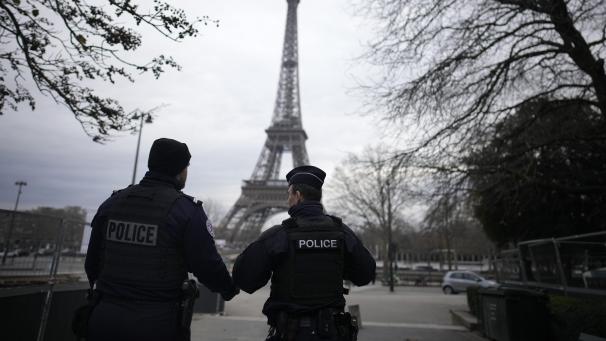 <p>Französische Polizisten patrouillieren in der Nähe des Eiffelturms.</p>