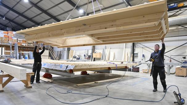 <p>Sarah Junk und Joey Collienne zeigten, welchen Tätigkeiten sie am Arbeitsplatz nachgehen.</p>