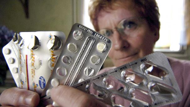 <p>Eine Milliarde Euro muss die Sozialversicherung jährlich für die Kosten aufbringen, die beim Kauf der 25 teuersten verschreibungspflichtigen Medikamente anfallen. Dabei handelt es sich ausschließlich um Kosten, die dem Patienten beim Medikamentenkauf in den Apotheken automatisch nicht angerechnet werden.</p>