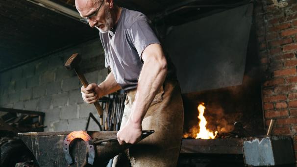 <p>Der Hufschmied Sigi Struck aus Neidingen ist einer von 30 „Menschen in Ostbelgien“, die in der Ausstellung zu sehen sind.</p>