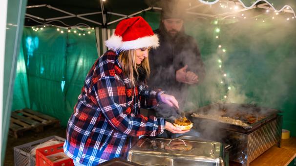 <p>Beim Weihnachtsmarkt in Burg-Reuland gab es einige Leckereien.</p>