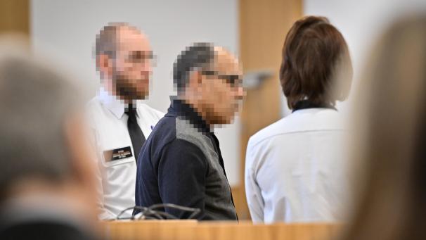 <p>Der Angeklagte ließ die Verkündung des Strafmaßes regungslos über sich ergehen.</p>