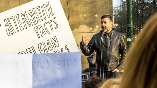 <p>Diese Aufnahme zeigt Dyab Abou Jahjah im Februar 2017 bei einer Demo gegen den damaligen US-Präsidenten Donald Trump in Brüssel.</p>