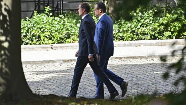 <p>Bart De Wever (r.) und Paul Magnette, nachdem der König sie im Juli 2020 mit der Bildung einer neuen Regierung beauftragt hatte. Der N-VA-Chef will die Wallonie von der PS befreien.</p>