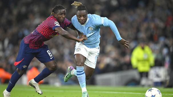 <p>Jérémy Doku (rechts) im Duell mit Leipzigs Amadou Haidara</p>