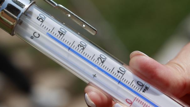 <p>Ein Thermometer zeigt in der prallen Sonne Temperaturen von 46 Grad an.</p>