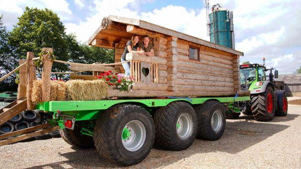 <p>Patrick holte die beiden Hofdamen mit einer Holzhütte ab.</p>