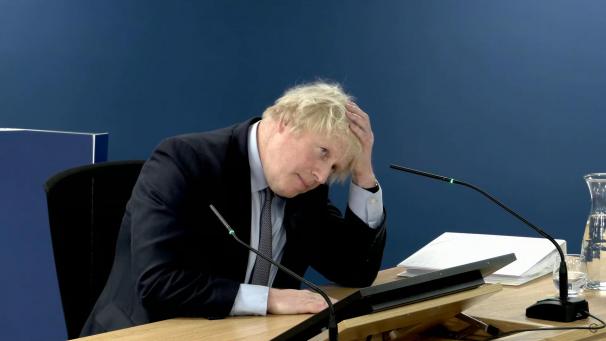 <p>Ein Bildausschnitt aus dem Live-Stream des britischen Covid-19-Untersuchungsausschuss, bei dem Boris Johnson im Dorland House im Rahmen der zweiten Untersuchung aussagt.</p>