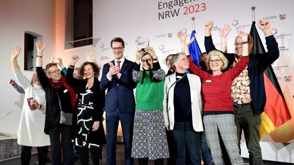 <p>NRW-Ministerpräsident Hendrik Wüst überreichte dem KuKuK am Montag den Engagementpreis.</p>