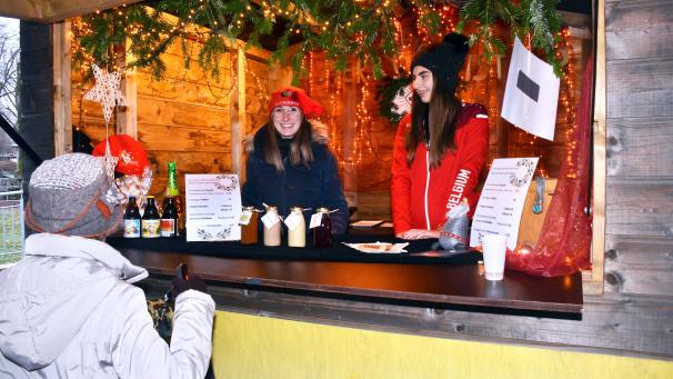 <p>Geschäfte und Vereine beteiligen sich am Weihnachtsmarkt in Bütgenbach. Auch die Hot Shoes sind diesmal wieder dabei.</p>