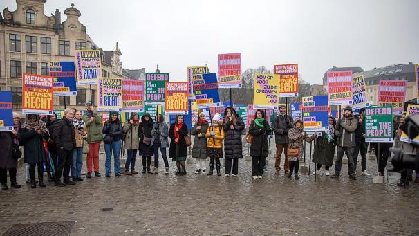 <p>Demo in Brüssel, um das Bewusstsein der Öffentlichkeit und der Politik für die Bedeutung von Menschenrechtsverteidigern zu schärfen.</p>