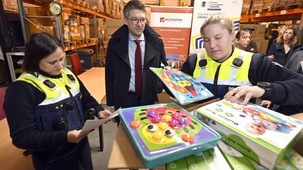 <p>Wirtschaftsminister Pierre-Yves Dermagne wohnt am Flughafen Bierset einer Kontrolle von Spielzeugsendungen durch den Zoll bei.</p>