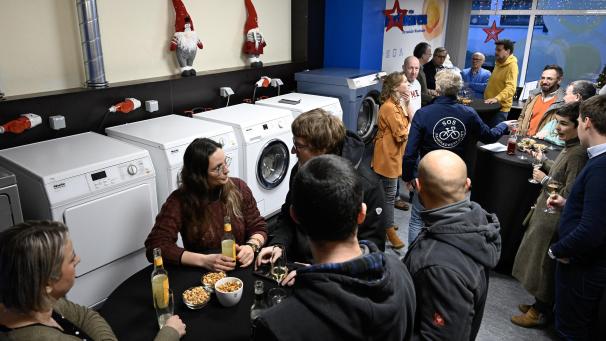 <p>Ein volles Haus hatten die „Waschbären“ bei der Einweihungsfeier des neuen sozialen Waschsalons.</p>