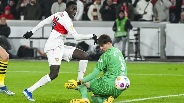 <p>Dortmunds Torwart Gregor Kobel kassiert in Stuttgart das zweite Gegentor.</p>