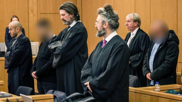 <p>Rund neun Monate nach einer schweren Explosion in einem Modegeschäft in der Fußgängerzone von Eschweiler hat vor dem Landgericht in Aachen der Prozess gegen die beiden Inhaber begonnen.</p>