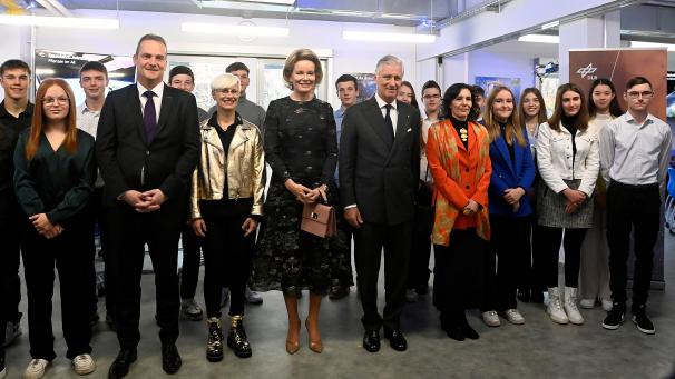 <p>König Philippe und Königin Mathilde (Mitte) besuchen das Deutsche Zentrum für Luft- und Raumfahrt und treffen mit Ministerpräsident Oliver Paasch (4.v.l.) und Außenministerin Hadja Lahbib (7.v.r.) auf Schüler der BS St. Vith.</p>