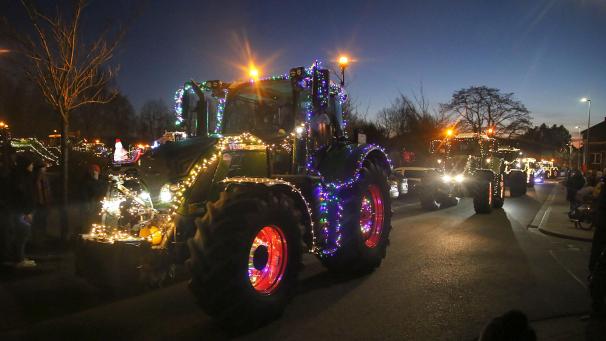 <p>Auch in diesem Jahr ziehen die Traktoren durch Ostbelgien und bringen Weihnachtsfreude.</p>