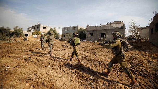 <p>Israelische Truppen durchsuchen die Häuser der Stadt Shuja'iyya nach Mitgliedern der Hamas.</p>