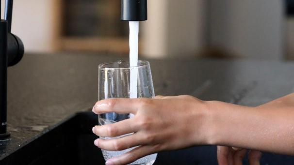 <p>Weil die Ursache für die Verschmutzung noch nicht gefunden wurde, muss das Leitungswasser in Ligneuville vorerst weiter vor dem Verzehr abgekocht werden.</p>