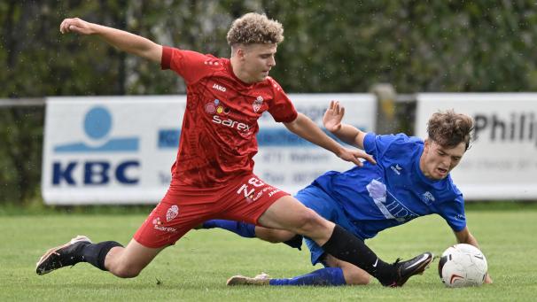 <p>Abstiegskampf: Wer kommt schneller wieder hoch? Der KFC Lontzen (rot, mit Yannick Mauel) oder der FC Eupen B mit Liam Weinberg? Im August siegte Lontzen mit 2:1.</p>