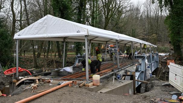 <p>In der vergangenen Woche montierte Langesthal-Brücke ist weiter im Aufbau – nun unter dem schützenden Zeltdach.</p>
