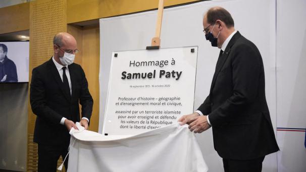 <p>Jean Castex (r), Premierminister von Frankreich, und Jean-Michel Blanquer, Bildungsminister von Frankreich, enthüllen eine Gedenktafel für Samuel Paty im französischen Bildungsministerium. Dieses Bild entstand ein Jahr nach dem Mord.</p>