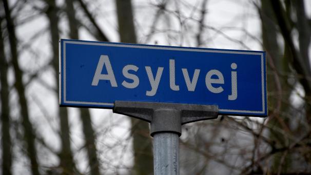 <p>Das Straßenschild „Asylvej“ (Asylweg) ist im dänischen Sønderborg in der Nähe des Asylcenters zu sehen.</p>