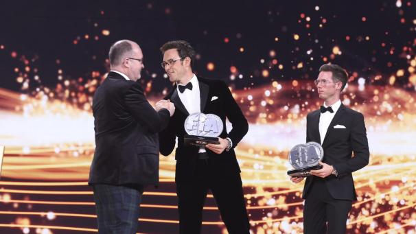 <p>FIA-Vizepräsident Robert Reid überreicht die Trophäen an Thierry Neuville und Martijn Wydaeghe (v.l.).</p>