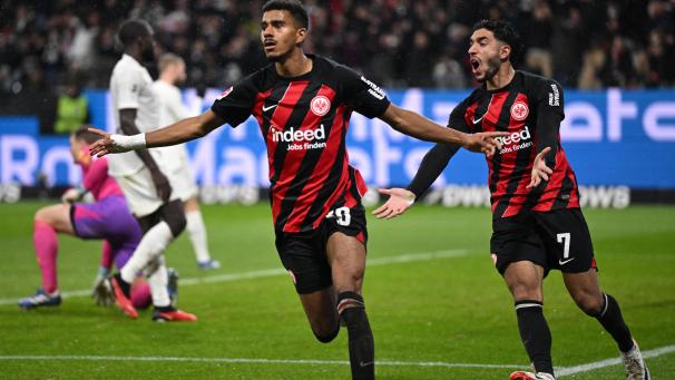 <p>Frankfurts Ansgar Knauff (links) und Omar Marmoush jubeln über das 5:1.</p>