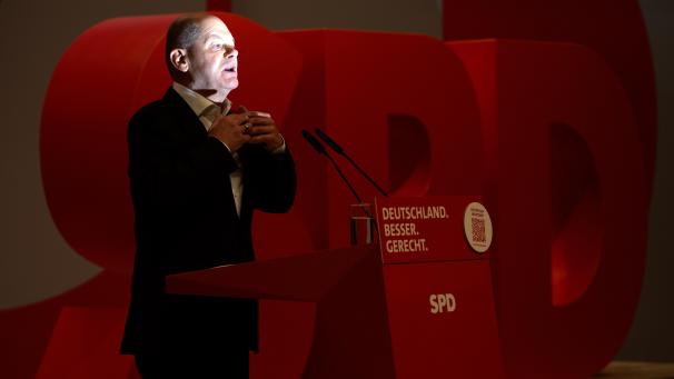 <p>Bundeskanzler Olaf Scholz (SPD) spricht beim ordentlichen Bundesparteitag der SPD auf dem Berliner Messegelände.</p>