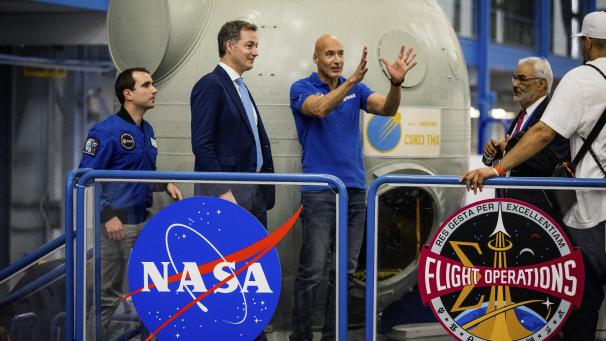 <p>Raphaël Liégeois (l.) und Premierminister Alexander De Croo im NASA-Center</p>