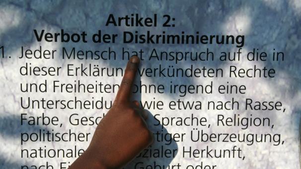 <p>Vor 75 Jahren, am 10. Dezember 1948, verabschiedeten die damaligen Mitglieder der gerade gegründeten Vereinten Nationen die Allgemeine Erklärung der Menschenrechte. Die 30 Artikel sollen jeden Menschen auf der Welt vor willkürlicher staatlicher Gewalt schützen. Wie die Weltlage zeigt, gelingt das bislang kaum.</p>