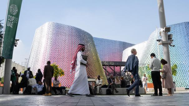 <p>Menschen gehen über das COP28 Gelände. Hauptthemen der UN-Klimakonferenz in diesem Jahr sind unter anderem die Finanzierung für die vom Klimawandel verursachten Schäden.</p>