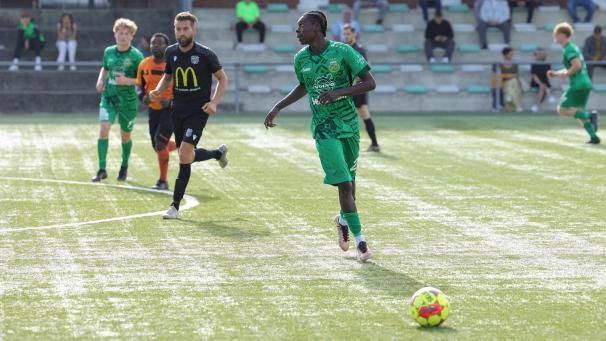 <p>Nathanael Kamalandua (hier im Einsatz mit der „B“) feierte sein Debüt für die Kelmiser A-Mannschaft, krönte es mit einem Tor, fing sich dann aber die Rote Karte.</p>