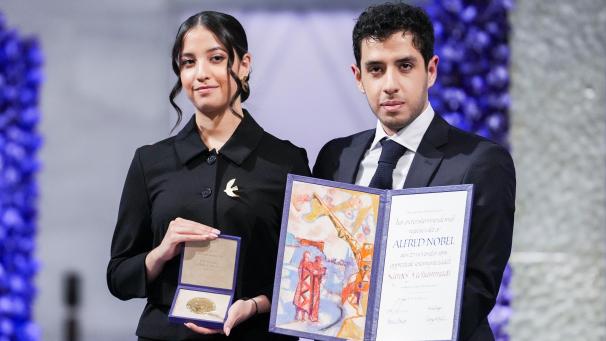 <p>Ali und Kiana Rahmani (links) nehmen die Medaille und die Urkunde während der Verleihung des Friedensnobelpreises 2023 im Rathaus von Oslo stellvertretend für ihre Mutter entgegen.</p>